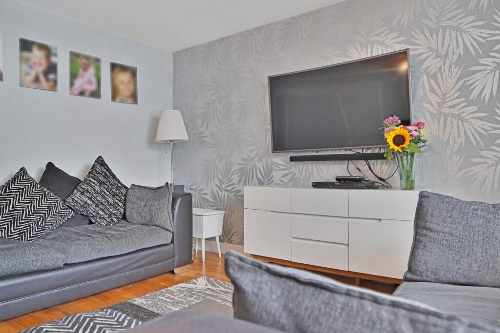 Longworth Close, London **3D FLOORPLAN AVAILABLE **