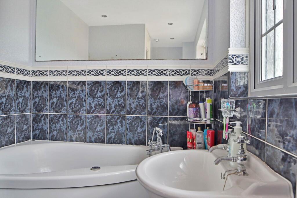 Longworth Close, London **3D FLOORPLAN AVAILABLE **