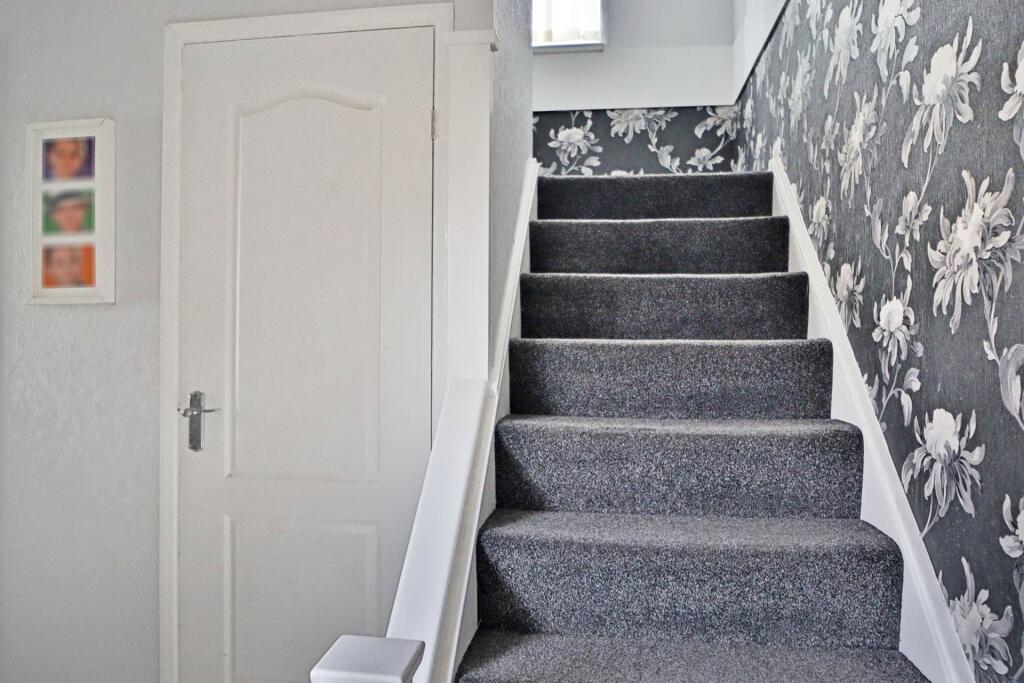 Longworth Close, London **3D FLOORPLAN AVAILABLE **